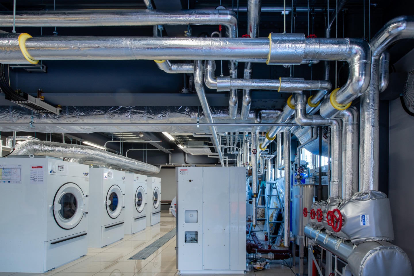 某工場内洗濯乾燥機器導入に伴う給排水・空調・換気・蒸気配管工事